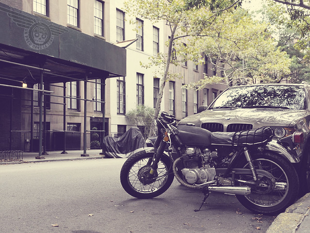 Une petite Honda twin cafe-racer, immortalisée dans une rue de New York.