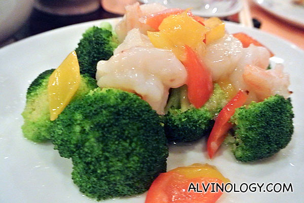Pan-fried fresh scallops and whole prawns with broccoli 