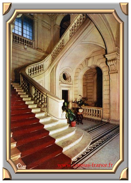 LES HALLES - Le Hall d'entrée du Château -70-150