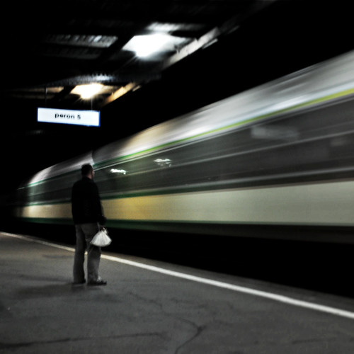無料写真素材|人物|電車・列車|乗り物・交通人物|鉄道駅・プラットフォーム