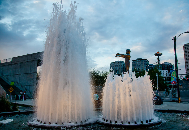 Water Fountain in Olympic Sculpture Park [EOS 5DMK2 | EF 24-105L@23mm | 1/400s | f/4.0 | ISO640]