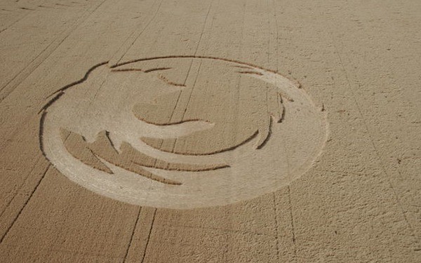 Penggemar membuat crop circle logo Firefox di ladang gandum dekat Amity, Oregon, AS