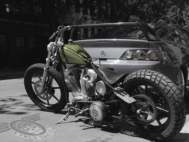 Un superbe custom rigide, sur base de Harley-Davidson Big Twin Evo, immortalisé dans une rue new-yorkaise.