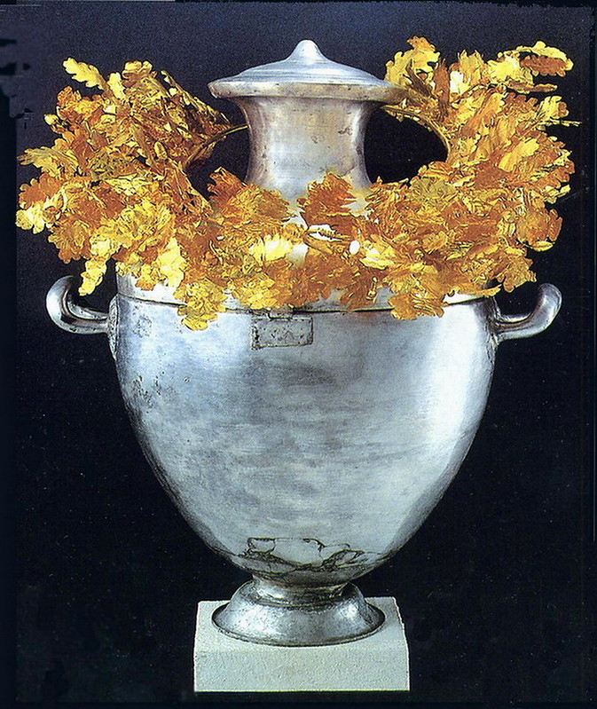 Vergina Archeological Museum - Silver Urn with Golden Wreath of Alexandre IV 002