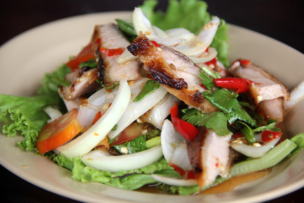 Food Photo: Thai Grilled Pork Neck Salad (ยำคอหมูย่าง)