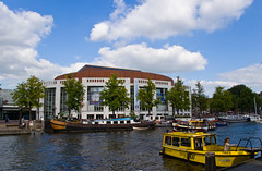 L'Opera House le long de la rivière Amstel