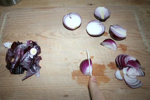15 - Zwiebeln in Streifen schneiden / Cut onions in slices