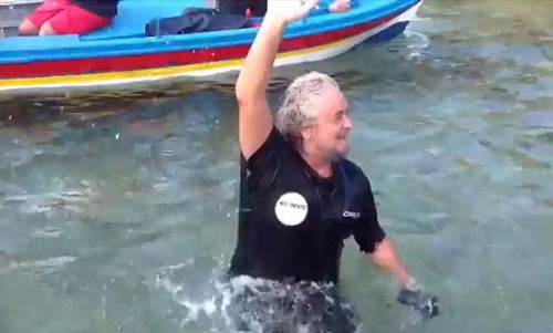 Grillo sbarca in Sicilia (a nuoto): 
