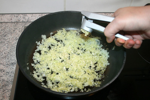 20 - Knoblauch pressen / Add garlic