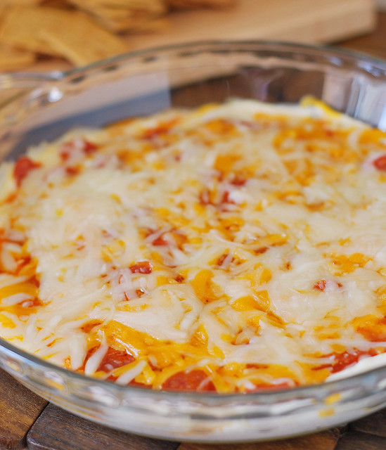 Layered Pizza Dip - layers of cream cheese, pizza sauce, pepperoni, and 2 kinds of cheese! Perfect for football season!