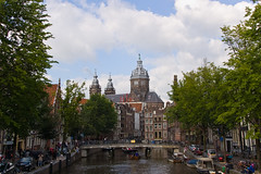 Canal Oudezijds Voorburgwal et Eglise Saint Nicholas