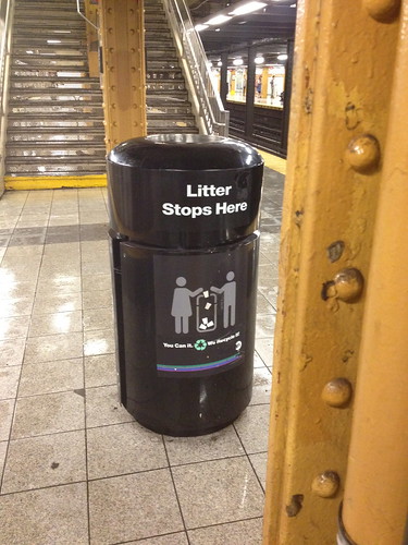 地下鉄のゴミ箱。