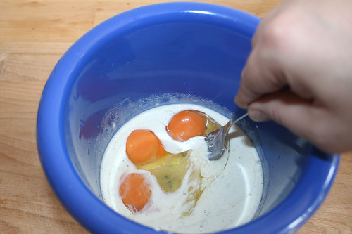 28 - Mit Eiern verrühren / Stir with eggs