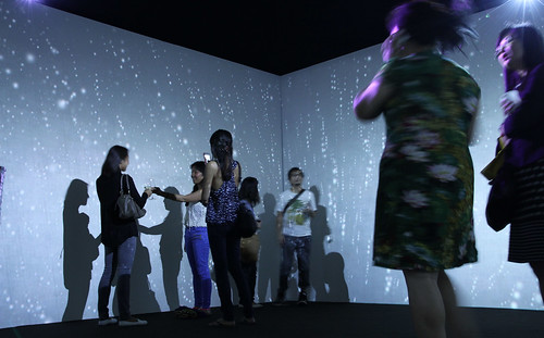 SISYU+teamLab_What a Loving and Beautiful World_Interactive Animation Installation