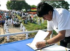 玻利維亞莫拉萊斯總統在特立尼達簽署江豚保護法案（照片由Reynaldo Zaconeta拍攝，總統辦公室提供）