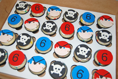 6th birthday pirate themed cupcakes