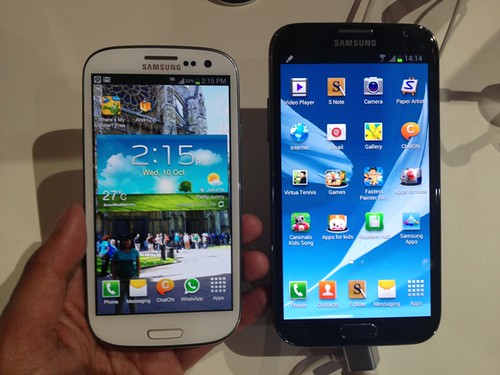 Galaxy S III (kiri) dan Galaxy Note II (kanan)