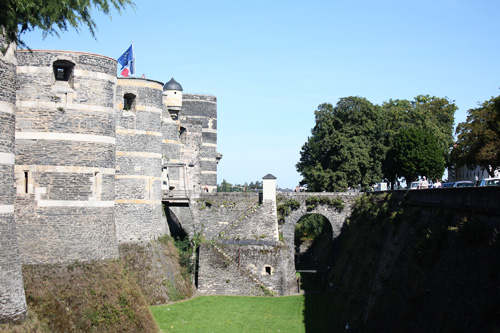 Overall-view-of-castle-and-bridge
