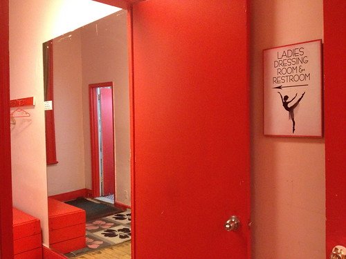 スタジオの更衣室のインテリアは、赤で統一。