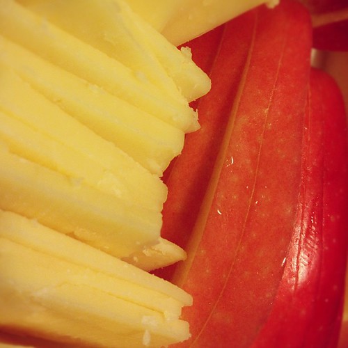 Last night's midnight snack... #vermont #cheddar and #apples
