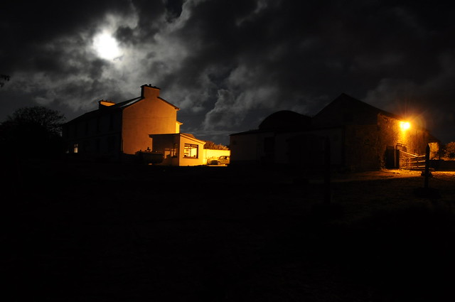 Vista noturna da sede da fazenda. Foto de Leonardo Dupin.