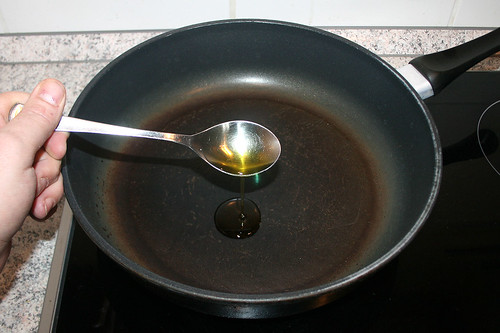 17 - Öl in Pfanne geben / Put oil in pan