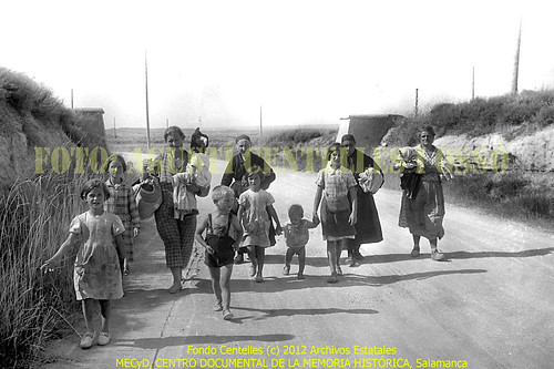 Frente de Aragón, provincia de Huesca, la población civil huye en la zona de Tardienta, hacia el 19 de agosto de 1936. by Octavi Centelles