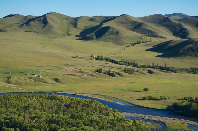 モンゴルの草原と山稜