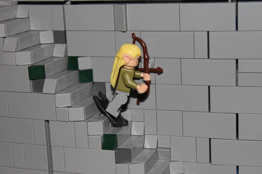 LEGO castle wall - LotR Helms Deep minifig scale