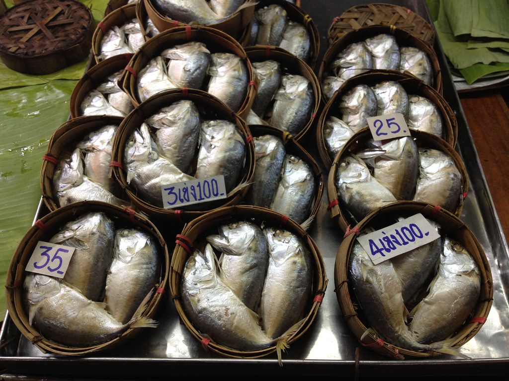 Amphawa Floating Market: kuning fish placed in bamboo baskets
