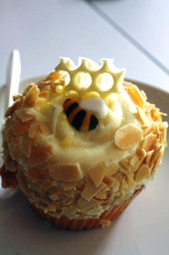 Bee-cupcake