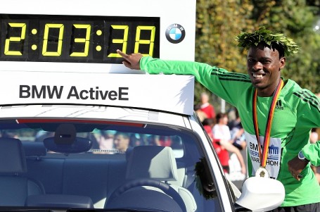 Noční Praze udá tempo světový rekordman v maratonu