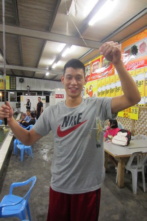 August 29th, 2012 - Jeremy Lin with David Lee and others at the Shihlin Night Market in Taipei