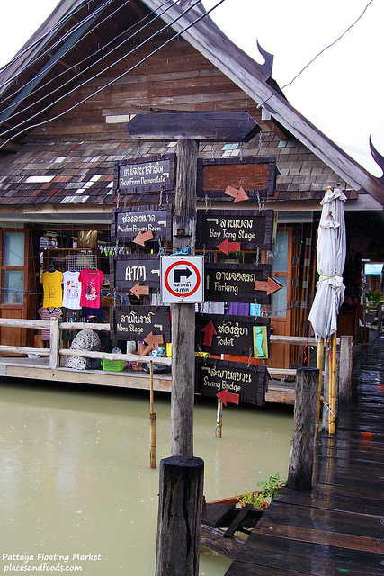 pattaya floating market signs