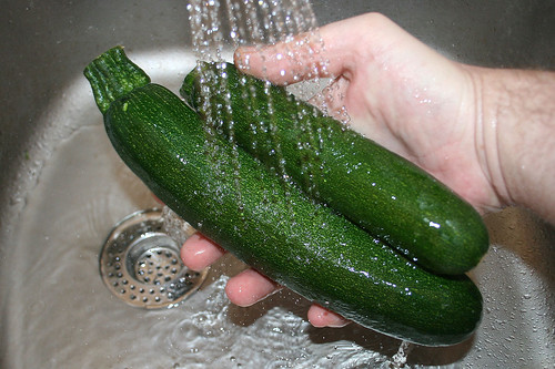 11 - Zucchini waschen / Clean zucchini