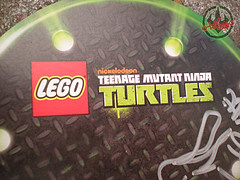 LEGO Teenage Mutant Ninja Turtles ::  Exclusive NYCC LEGO Kraang “Battle Damage Suit” Minifigure  / ..signed by Steve Lavigne iv (( 2012 ))