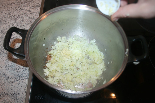 22 - Zwiebeln & Knoblauch andünsten / Braise onion & garlic lightly