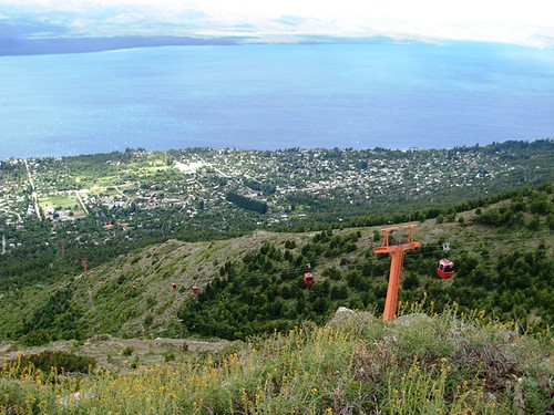 Vista de la ciudad de Bariloche desde un teleférico del Cerro Otto. by Mallaray