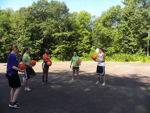 Playing basketball at WeHaKee Camp for Girls par WeHaKee Camp for Girls