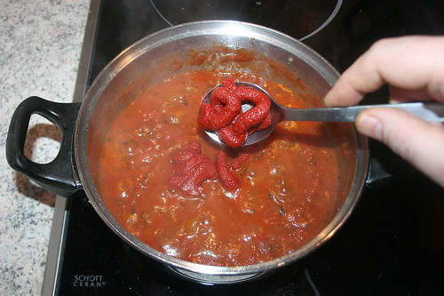 30 - Spaghetti al tonno - Tomatenmark einrühren / Stir in tomato puree
