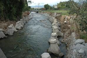 鋪上消波塊的食水嵙溪，圖片提供：台中縣大甲溪生態環境維護協會