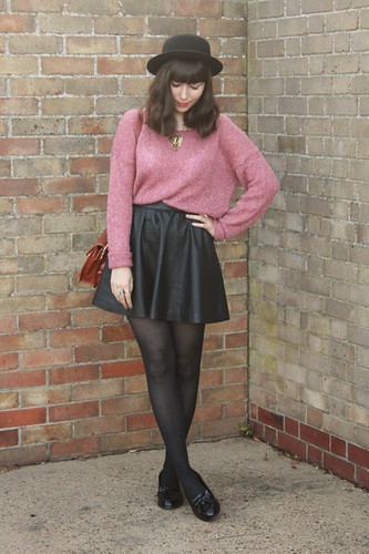 pink-h-m-sweater-black-faux-leather-skirt-black-patent-loafers_400