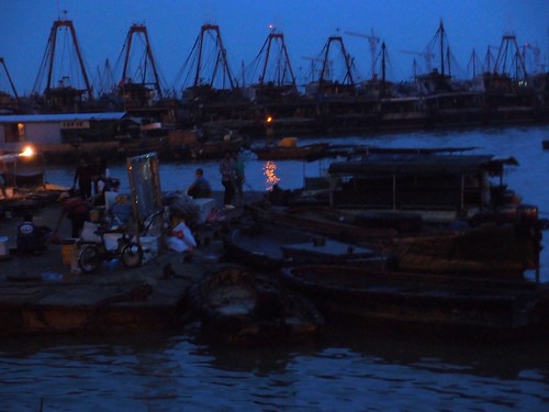 香洲漁港內停泊了許多漁船，來自中港澳台
