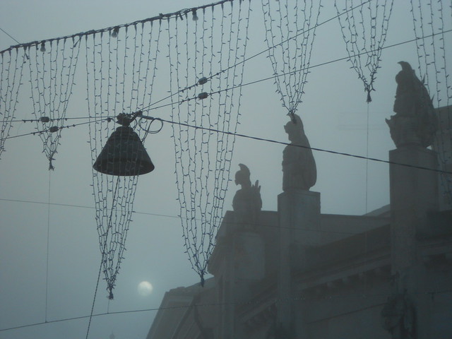 Il sole cerca di bucare la nebbia a Rovigo