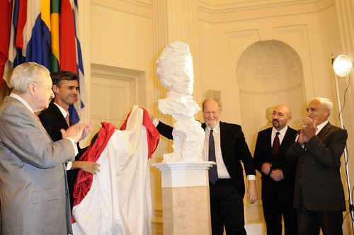 Permanent Observer Mission of Italy Donates Bust of Amerigo Vespucci to the OAS