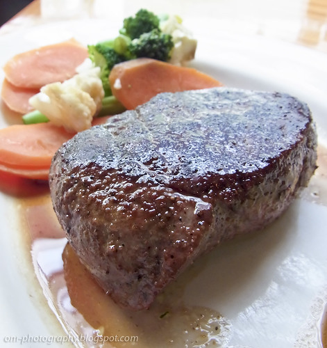sirloin steak, medium rare, outback steak house R0019234 copy