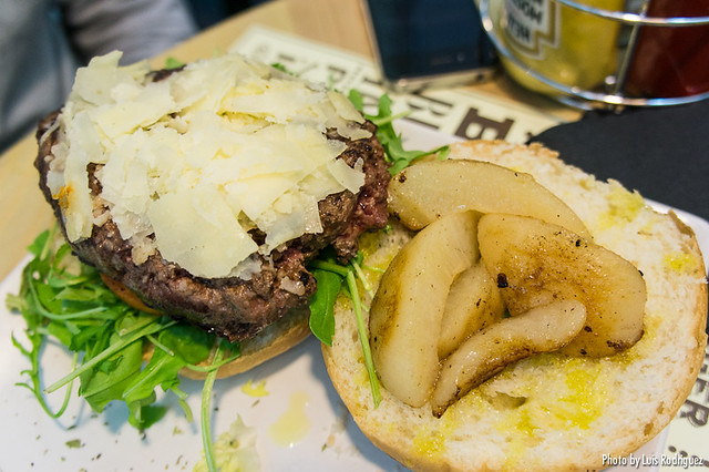 Hamburguesa Gourmet, con queso parmesano y pera confitada, entre otros ingredientes.