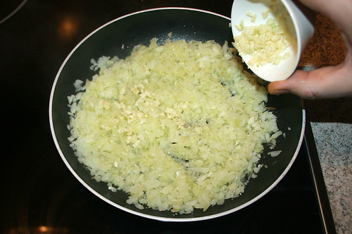 29 - Zwiebeln & Knoblauch andünsten / Braise onions and garlic lightly