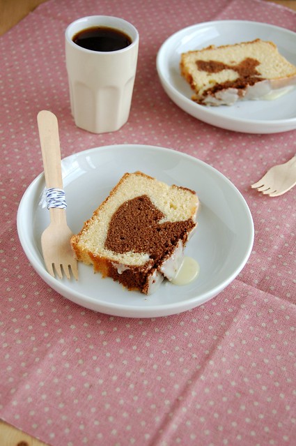 Marbled sour cream pound cake with white chocolate icing / Bolo mármore de sour cream com cobertura de chocolate branco