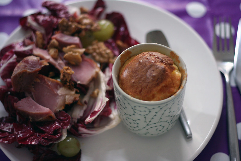 käsesouffleé mit himbeer-trauben-salat {& wer mag schinkenstelze!}